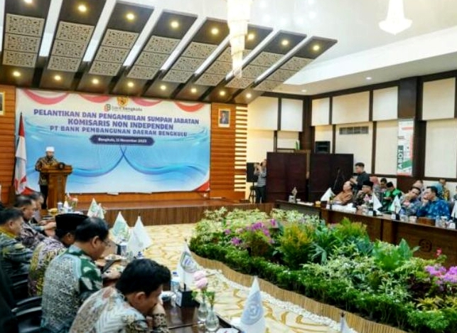 Gubernur Bengkulu, Helmi Hasan, melantik Elva Hartati sebagai Komisaris Nonindependen PT Bank Pembangunan Daerah Bengkulu