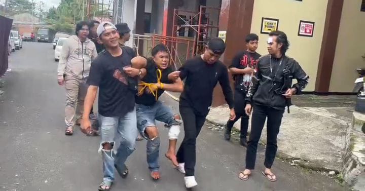 Polres Rejang Lebong kembali menunjukkan keseriusan dalam menangani kasus pencurian sepeda motor (curanmor) dengan menangkap terduga pelaku bernama RK (27), warga Desa Kampung Jeruk, Kecamatan Binduriang, pada Jumat, 28 November 2025. (Pot dok : ist)