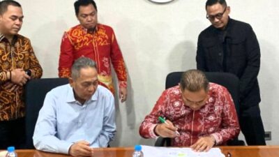 Pemerintah Kabupaten Bengkulu Tengah menandatangani nota kesepahaman (MoU) dengan PT BIO untuk pembangunan Masjid Agung Bengkulu Tengah. Penandatanganan ini dilakukan Bupati Bengkulu Tengah, Rachmat Riyanto, dan Direktur Utama PT BIO, Haji Sunarto, Kamis (22/1/2026).(Photo/dok/ist)