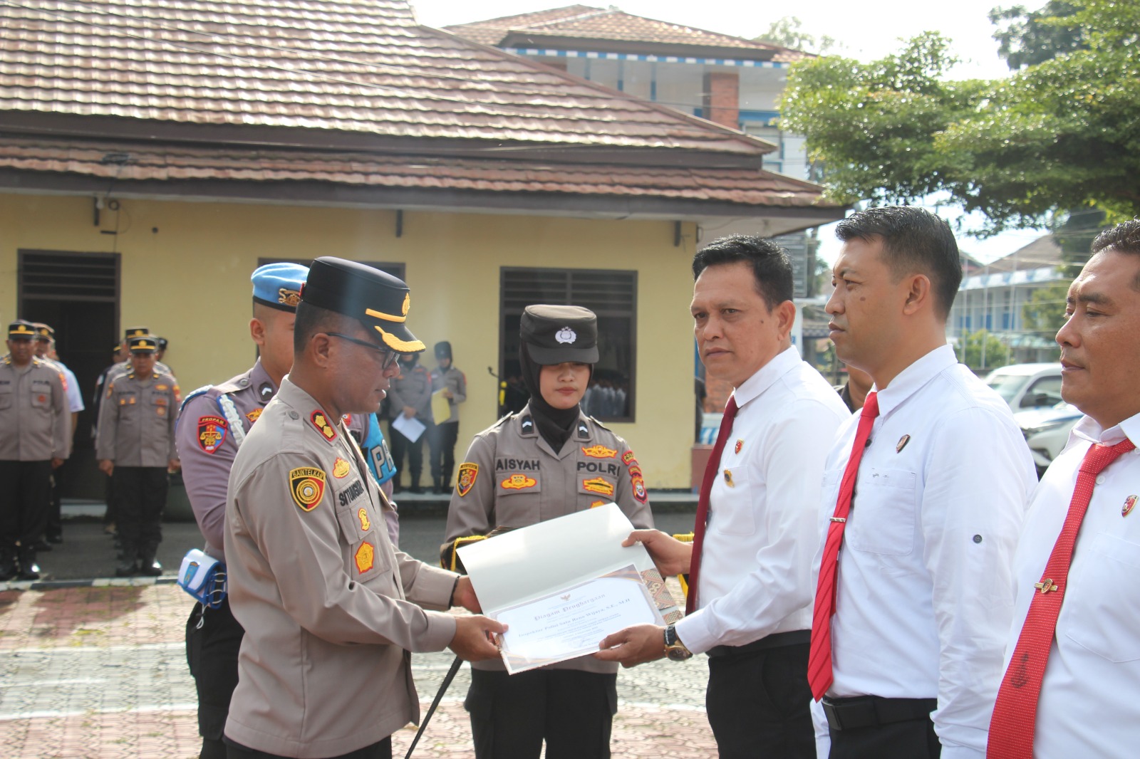 Penghargaan ini diserahkan kepada Kasat Reskrim, AKP Reno Wijaya, SE, MH, dan anggota sebagai bentuk apresiasi atas penyelesaian target operasi utama dan operasi tambahan tindak pidana pertanahan(Photo dok ist)