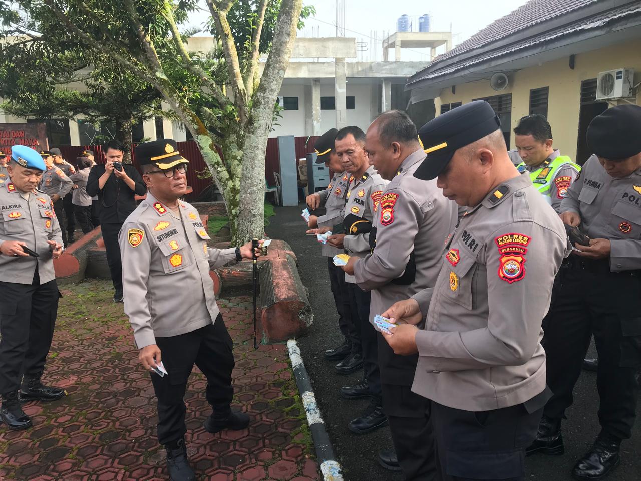 Setelah apel, dilakukan pengecekan kerapihan perorangan dan kelengkapan data diri kepada PJU dan seluruh personel Polres Rejang Lebong, meliputi KTA, KTP, SIM, STNK, dan NPWP.(Photo dok ist)