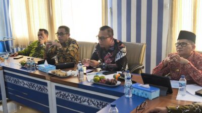 Bupati Kepahiang H. Zurdi Nata, S.IP, memimpin rapat penyusunan tema pembangunan dan prioritas daerah Kabupaten Kepahiang tahun 2027 di Aula Bappeda Kabupaten Kepahiang, Kamis (22/1/2026). Rapat ini dihadiri Wakil Bupati Kepahiang Ir. Abdul Hafizh, Msi, Sekretaris Daerah Dr. Hartono, dan jajaran pejabat terkait.(Photo dok ist)