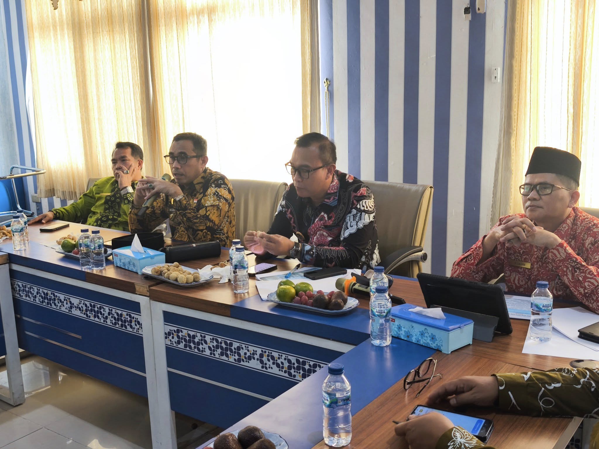 Bupati Kepahiang H. Zurdi Nata, S.IP, memimpin rapat penyusunan tema pembangunan dan prioritas daerah Kabupaten Kepahiang tahun 2027 di Aula Bappeda Kabupaten Kepahiang, Kamis (22/1/2026). Rapat ini dihadiri Wakil Bupati Kepahiang Ir. Abdul Hafizh, Msi, Sekretaris Daerah Dr. Hartono, dan jajaran pejabat terkait.(Photo dok ist)