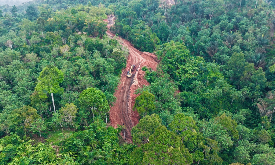 Sasaran fisik yang telah dicapai antara lain pembukaan jalan sepanjang 4,167 Km dengan lebar 8 meter dan pengerasan jalan sepanjang 1,250 Km dengan lebar 4 meter, keduanya telah mencapai 100%.(Photo dok ist)