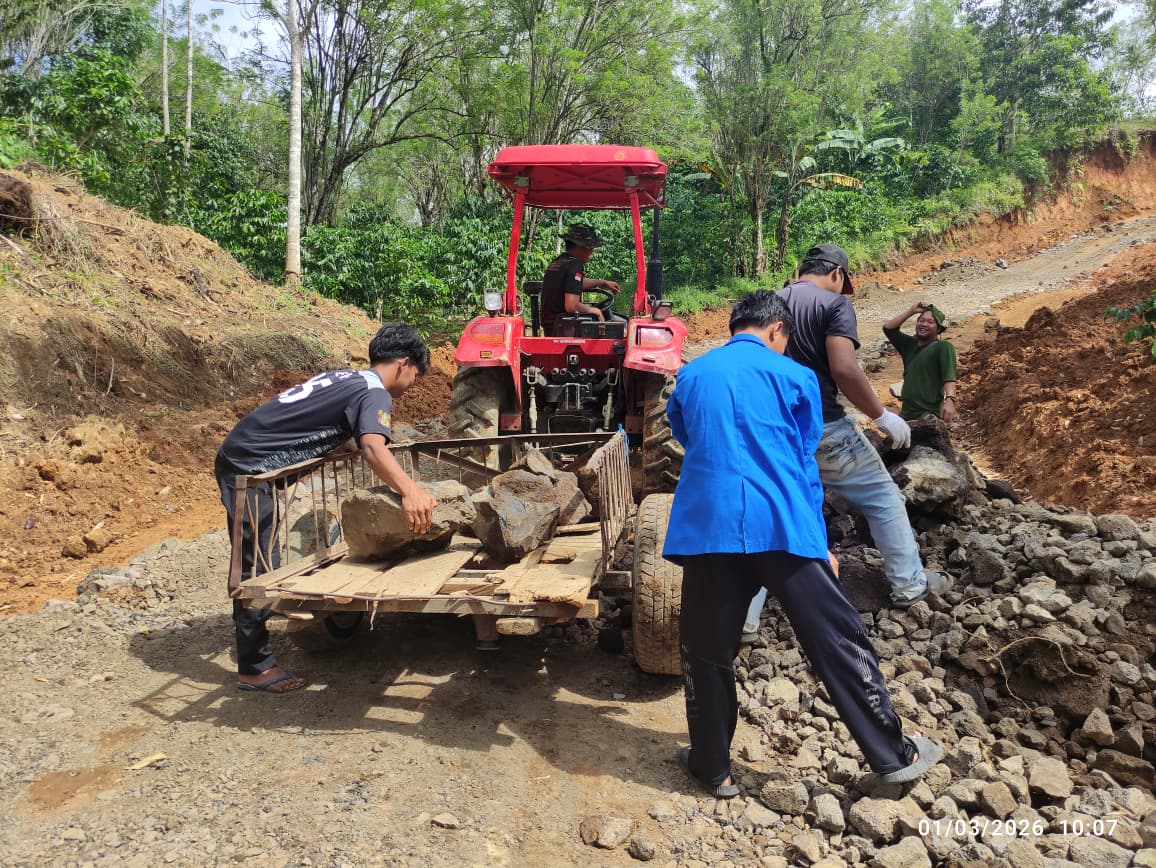 Memasuki hari ke-19 pelaksanaan, proyek pembangunan infrastruktur yang berlokasi di Desa Seguring, Kecamatan Curup Utara, Kabupaten Rejang Lebong ini mengalami kemajuan signifikan (Photo dok ist)