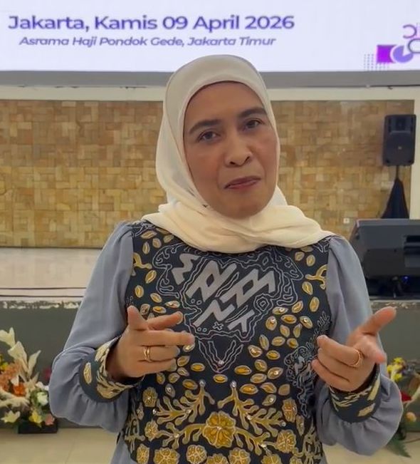 Pera Hariyani memanfaatkan kesempatan untuk mempromosikan produk UMKM unggulan Rejang Lebong di ajang Kongres Koalisi Perempuan Indonesia (KPI). Pera Hariyani sendiri mengenakan batik Kaganga, produk Arum Batik, dalam acara tersebut.(Photo dok ist)