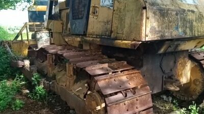Sebuah alat berat jenis Dozer, milik Dinas Pekerjaan Umum dan Penataan Ruang dan Kawasan Pemukiman (PUPRKP) Rejang Lebong, terlihat terbengkalai di sebuah lapangan terbuka. Kondisi alat berat tersebut memprihatinkan, dengan cat yang sudah pudar dan bagian-bagian yang mulai berkarat.(Photo dok ist)
