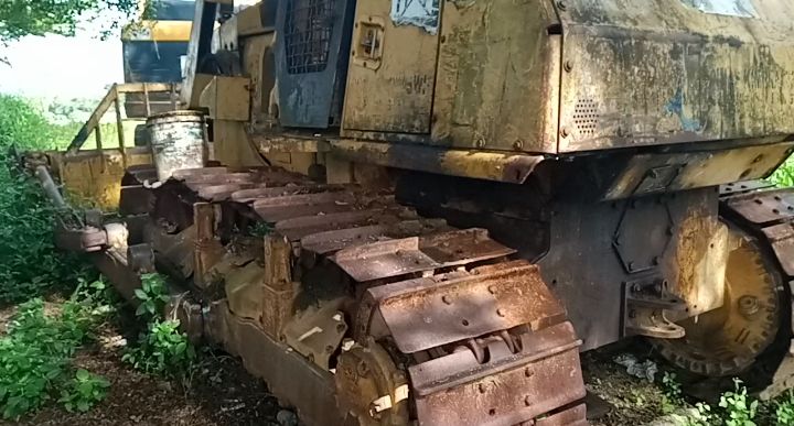 Sebuah alat berat jenis Dozer, milik Dinas Pekerjaan Umum dan Penataan Ruang dan Kawasan Pemukiman (PUPRKP) Rejang Lebong, terlihat terbengkalai di sebuah lapangan terbuka. Kondisi alat berat tersebut memprihatinkan, dengan cat yang sudah pudar dan bagian-bagian yang mulai berkarat.(Photo dok ist)