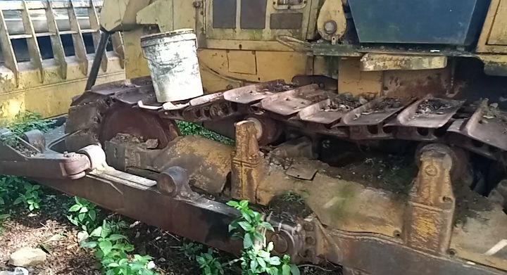 Kondisi alat berat Dozer yang sangat memprihatinkan, dengan cat yang sudah pudar dan bagian-bagian yang mulai berkarat.(Photo dok ist)