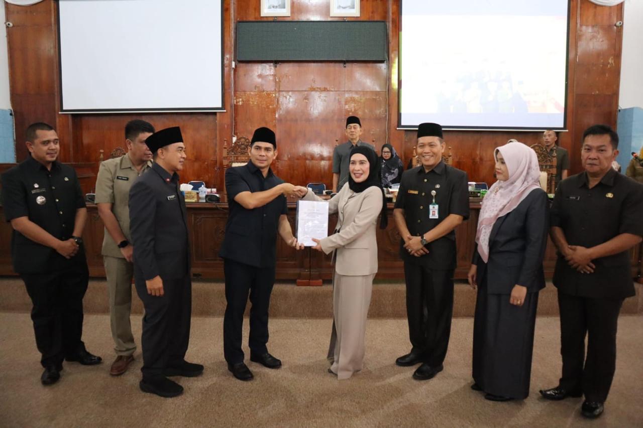 Pelaksana Tugas (Plt) Bupati Rejang Lebong, Dr. H. Hendri, S.STP., M.Si, menyampaikan nota pengantar Laporan Keterangan Pertanggungjawaban (LKPJ) Tahun Anggaran 2025 dalam rapat paripurna DPRD, Senin (13/4/2026).(Photo dok ist)