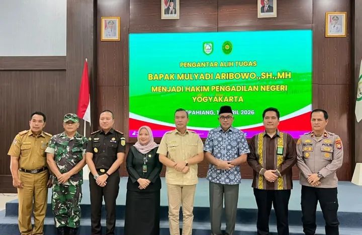 Bupati Kepahiang, H. Zurdi Nata, secara langsung menyampaikan apresiasi dan penghormatan setinggi-tingginya atas dedikasi Mulyadi selama memimpin PN Kepahiang.(Photo dok ist) ‎