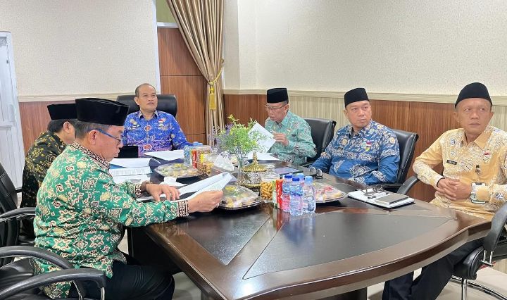 Sekretaris Daerah Provinsi Bengkulu, Herwan Antoni, memimpin langsung rapat pembahasan Yayasan Semarak di ruang kerjanya, Kamis (30/4/2026).(Photo dok ist}