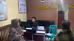 Romi didampingi suaminya, saat membuat laporan resmi di Polsek Sindang(Photo dok ist)