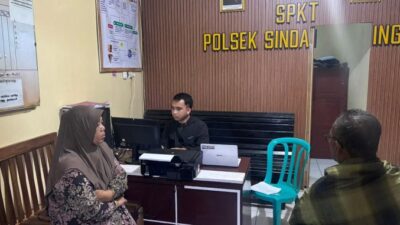 Romi didampingi suaminya, saat membuat laporan resmi di Polsek Sindang(Photo dok ist)