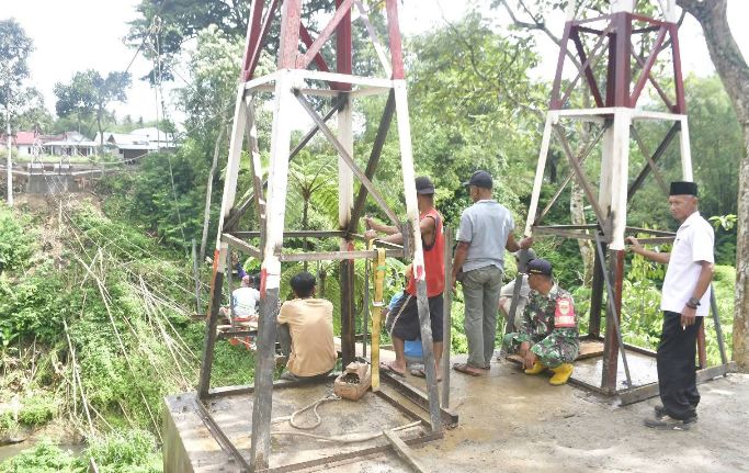 Kodim 0409/Rejang Lebong ngebut membangun dua jembatan gantung vital yang bakal memangkas jarak, melancarkan aktivitas warga, sekaligus mengerek ekonomi antarwilayah.(Photo dok ist)
