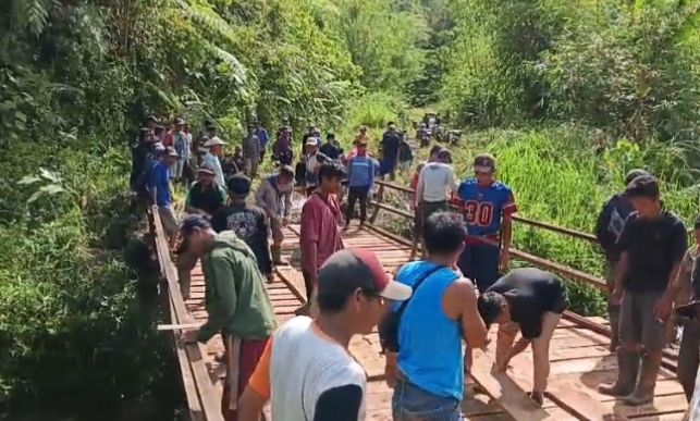 Pembangunan jembatan ini bukan proyek biasa. Ini bukti gotong royong TNI dan rakyat. Dari pondasi hingga pengecoran, prajurit Kodim 0409 RL bahu-membahu dengan warga.(Photp dok ist)