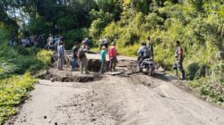 Jalan di tebing Desa Talang Ratau, Kecamatan Rimbo Pengadang, Kabupaten Lebong, terpantau patah dan ambles sedalam 40 cm hingga 80 cm di dua titik berdekatan, Kamis, (8/5/2026) . Danramil 08/Rimbo Pengadang Lettu Inf Rosyadi bersama anggota turun meninjau lokasi. (Photo dok ist)