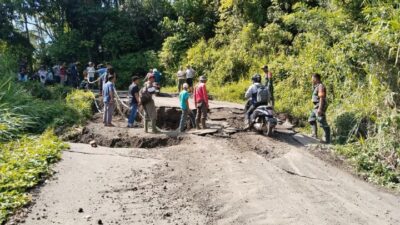 Jalan di tebing Desa Talang Ratau, Kecamatan Rimbo Pengadang, Kabupaten Lebong, terpantau patah dan ambles sedalam 40 cm hingga 80 cm di dua titik berdekatan, Kamis, (8/5/2026) . Danramil 08/Rimbo Pengadang Lettu Inf Rosyadi bersama anggota turun meninjau lokasi. (Photo dok ist)