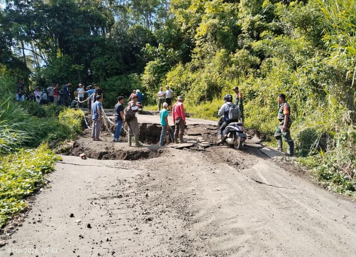 Jalan di tebing Desa Talang Ratau, Kecamatan Rimbo Pengadang, Kabupaten Lebong, terpantau patah dan ambles sedalam 40 cm hingga 80 cm di dua titik berdekatan, Kamis, (8/5/2026) . Danramil 08/Rimbo Pengadang Lettu Inf Rosyadi bersama anggota turun meninjau lokasi. (Photo dok ist)