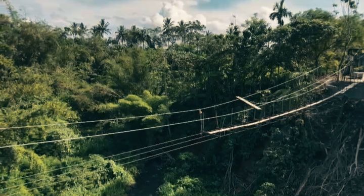 Jembatan ini nyambungin hidup. Nyambungin anak ke sekolah, petani ke kebun, hasil bumi ke pasar. Selama ini, warga Dwi Tunggal, Rimbo Recap, dan desa sekitar terpisah jarak yang dekat tapi rasa jauh. Mau ke seberang harus muter puluhan kilometer atau taruhan nyawa lewat jalur darurat.(Photo dok ist)