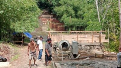 Mimpi punya jembatan permanen di atas Sungai Semi akhirnya terealisasi. Kodim 0409/Rejang Lebong mulai mengerjakan jembatan gantung permanen lewat Program Jembatan Garuda Penghubung Asa.(Photo dok ist)