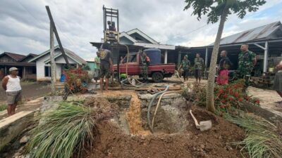 Program TNI penyediaan air bersih kembali menyentuh masyarakat Kepahiang. Warga Desa Gunung Agung, Kecamatan Bermani Ilir kini mulai merasakan manfaat pembangunan sumur bor yang dikerjakan Kodim 0409 Rejang Lebong.(Photo dok ist)