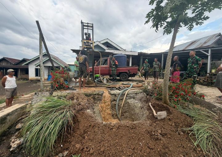 Program TNI penyediaan air bersih kembali menyentuh masyarakat Kepahiang. Warga Desa Gunung Agung, Kecamatan Bermani Ilir kini mulai merasakan manfaat pembangunan sumur bor yang dikerjakan Kodim 0409 Rejang Lebong.(Photo dok ist)