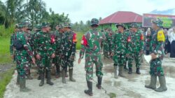Sebanyak 50 personel Kodim 0409/Rejang Lebong turun langsung mengeruk lumpur dan menyingkirkan puing sisa banjir yang melanda Lebong sejak 7 Mei lalu.(Photo dok ist)