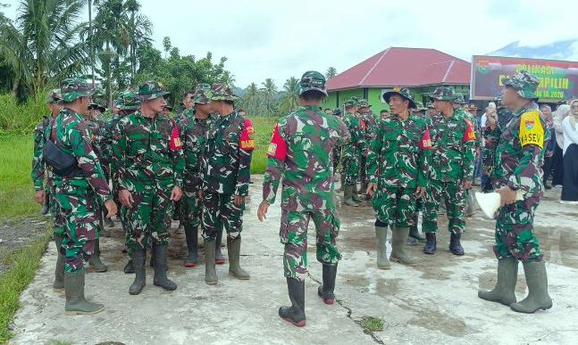 Sebanyak 50 personel Kodim 0409/Rejang Lebong turun langsung mengeruk lumpur dan menyingkirkan puing sisa banjir yang melanda Lebong sejak 7 Mei lalu.(Photo dok ist)