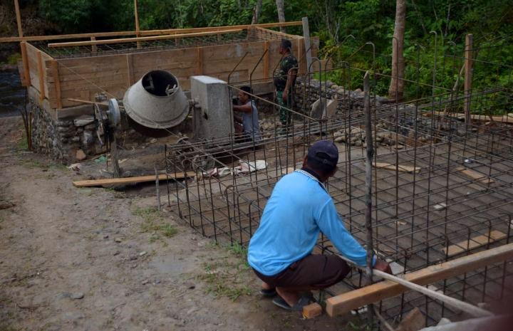 Pembangunan Jembatan Gantung Perintis Garuda oleh Kodim 0409/Rejang Lebong kini sudah menyentuh 67 persen, dengan fokus merakit besi penahan tiang pilon jembatan.(Photo dok ist)