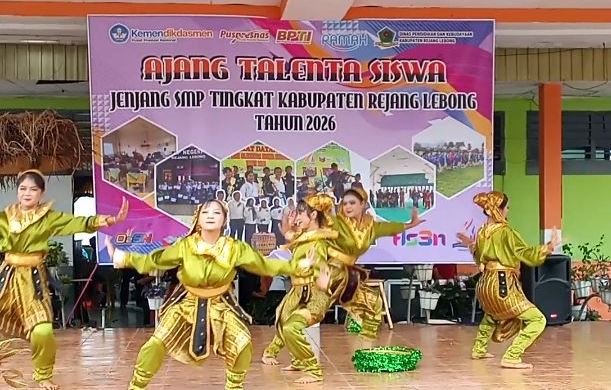 Suasana makin hidup saat penampilan tari kreasi para siswa dimulai. Gerakan kompak, ekspresi kuat, dan kostum warna-warni berhasil memukau ratusan penonton yang memadati lokasi di SMPN 2 Rejang Lebong.(Photo dok ist)