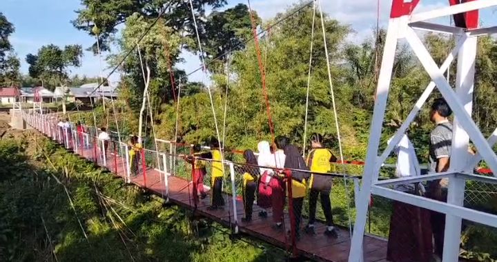  Anak-anak tidak lagi menyeberang jalur curam dan licin saat hujan. Waktu tempuh ke sekolah terpangkas hampir 40 menit.(photo dok ist)