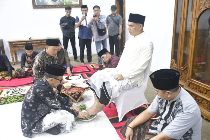 Di hadapan jajaran pemerintah dan tokoh adat, Plt Bupati Rejang Lebong Dr. H. Hendri, SSTP, MSi menjadi pusat ritual. Percikan air setawar sedingin diteteskan ke kepala, tangan, dan kaki Hendri sebagai simbol penyucian diri, keselamatan, dan restu adat. Dilanjutkan penyematan selendang songket di bahu, prosesi berlangsung penuh wibawa.(Photo dok Rizani Oktaviansyah)