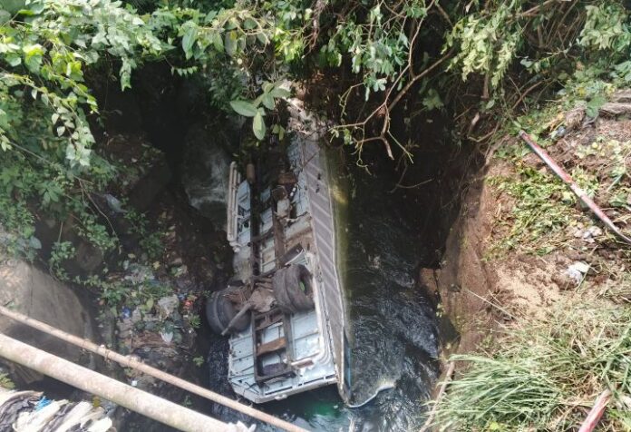 Sebuah truk Hino bermuatan kopi seberat 21 ton terjun ke Sungai Desa Kepala Curup, Kecamatan Binduriang, Jumat 12/6/2026 siang.(Photo dok ist)