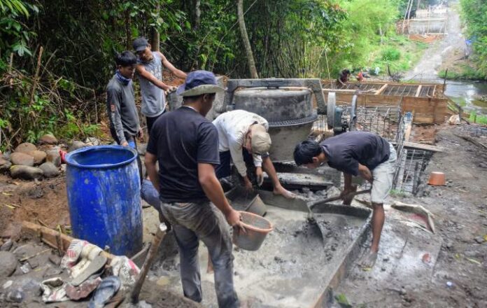Para pekerja tengah fokus melakukan pengecoran dudukan cloneng angkur jembatan. Tahapan ini menjadi bagian krusial untuk memperkuat struktur konstruksi sebelum memasuki tahap pekerjaan berikutnya.(Photo dok pendim)