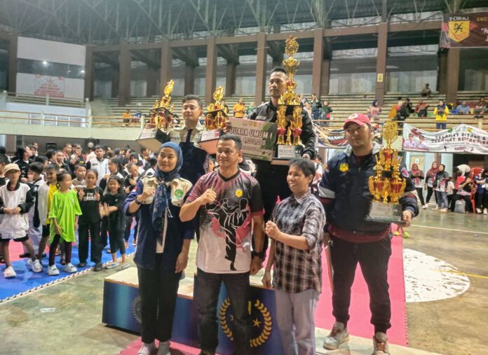 Tim Karate Lemkari Jaya kembali menegaskan dominasinya di kancah karate Bengkulu. Pada ajang Adyaksa Championship 2026 di GOR Sawah Lebar, 13–14 Juni 2026, Lemkari Jaya keluar sebagai Juara Umum dengan raihan 32 medali.(Photo dok ist)