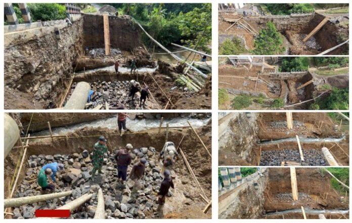 Gerak cepat Kodim 0409/Rejang Lebong membangun Jembatan Perintis Garuda di Desa Air Merah, Kecamatan Curup Tengah, mendapat apresiasi langsung dari warga dan pemerintah desa. Pembangunan dimulai dengan fokus pada penyelesaian lantai dasar dan perataan batu sebagai fondasi awal.(Photo dok ist)