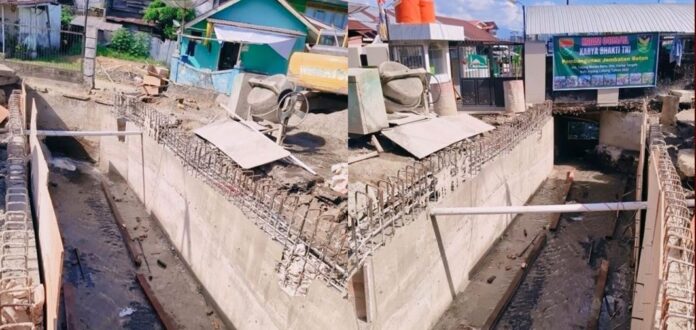 Saat ini tahapan pekerjaan sudah memasuki perakitan besi untuk coran penutup siring.(Photo dok ist)