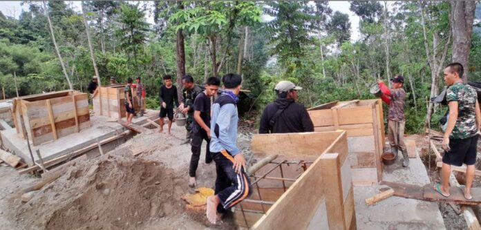 Pembangunan Jembatan Garuda di Desa Lubuk Bingin Baru, Kecamatan Sindang Beliti Ilir, Kabupaten Rejang Lebong, telah mencapai progres 71 persen. Saat ini personel Kodim 0409/Rejang Lebong memfokuskan pekerjaan pada pengecoran pondasi penarik angkur jembatan.(Photo dok ist)