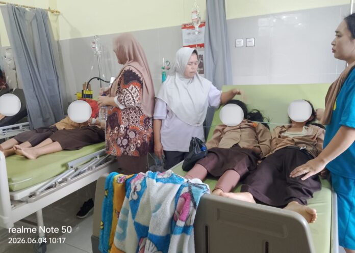 Sebanyak 8 orang di SD Negeri 18 Kepahiang, Desa Tabat Tebelet, Kabupaten Kepahiang, diduga mengalami keracunan usai mengonsumsi makanan dari program Makan Bergizi Gratis (MBG), Kamis (4/9/2026). Korban terdiri dari 7 siswa dan 1 penjaga sekolah.(Photo dok ist)