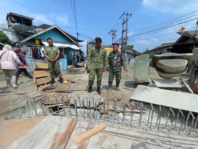 Komandan Kodim 0409/Rejang Lebong Letkol Inf Agung Lewis Oktorada, M.Tr.Opsla, meninjau langsung progres perbaikan jalan amblas di Jalan A. Marzuki,Kelurahan Talang Rimbo Baru, Kecamatan Curup Tengah, Rejang Lebong, Jumat (5/6/2026).(Photo dok ist)