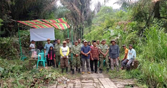 Penantian puluhan tahun warga Desa Air Rusa dan Desa Air Nau, Kecamatan Sindang Dataran, akhirnya menemui titik terang. Jembatan beton penghubung dua desa itu segera dibangun melalui Program Jembatan Merah Putih Tahap V dan VI yang digarap Kodim 0409/Rejang Lebong.(Photo dok exposebengkulu.com)