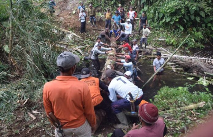 Semangat gotong royong membara di sekitar Jembatan Printis Garuda, Desa Air Rusa, Kecamatan Sindang Dataran, Kabupaten Rejang Lebong, saat puluhan warga bahu-membahu membersihkan lokasi bersama personel TNI Kodim 0409/Rejang Lebong, Rabu siang (8 /6/2026).(Photo dok pendim)