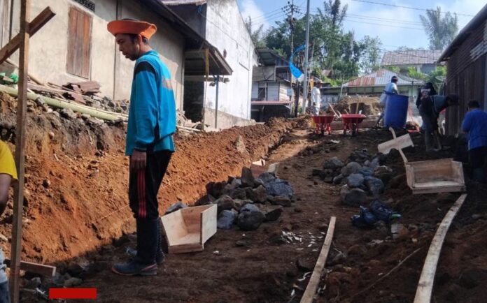 Kodim 0409/Rejang Lebong, kini tengah mengerjakan pondasi Jembatan Garuda, tahap awal konstruksi jembatan beton sepanjang 17 meter dan lebar 3 meter, Rabu (17/6/2026).(Photo dok ist)