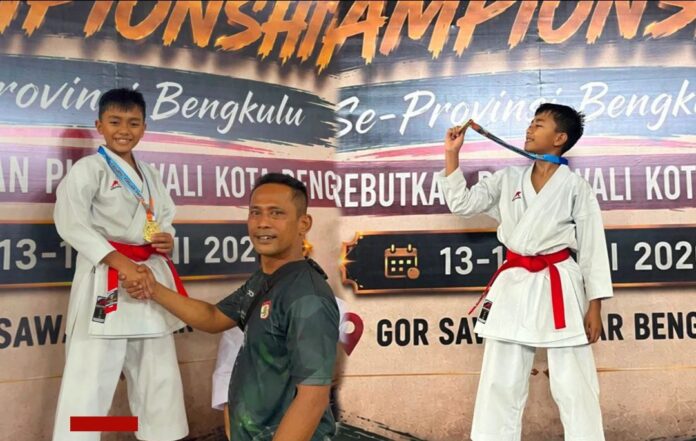 Karateka cilik Kenzie Fattan Aditya dari Tim Karate Lemkari Jaya Dojo Kodim 0409/Rejang Lebong sukses merebut medali emas Kelas Open Kata Pra Pemula Putra pada Kejuaraan Karate Piala Wali Kota Bengkulu “Gojukai Adyaksa Championship” Se-Provinsi Bengkulu 2026.(Photo dok ist)