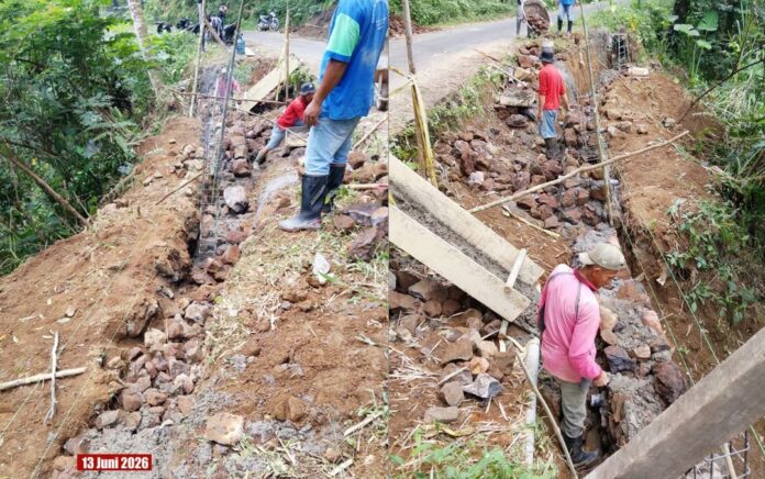 Tak perlu menunggu proses berbelit, Kodim 0409/Rejang Lebong langsung tancap gas mengerjakan Jembatan Merah Putih Tahap V-VI dan pelapis tebing di Desa Air Merah, Kecamatan Curup Tengah, Sabtu (13/6/2026).(Photo dok pendim)