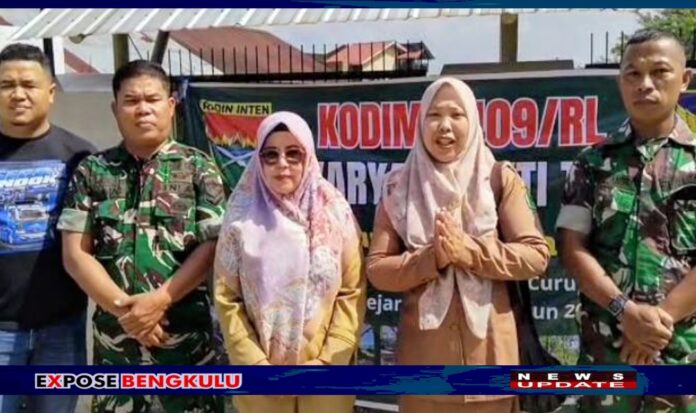 Pembukaan akses Jalan A. Marzuki (Tamsis) ditandai dengan pelepasan pembatas seng oleh jajaran Kodim 0409/Rejang Lebong bersama Camat Curup Tengah Diana, Lurah Talang Rimbo Baru Etty Zuliani , dan disaksikan langsung warga.(Photo dok/ist)