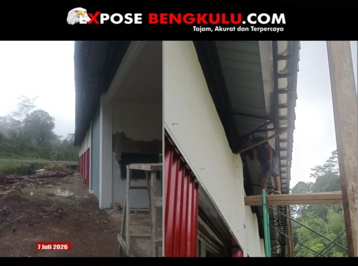 Personil Kodim 0409/Rejang Lebong bersama warga melakukan perbaikan teras Gedung Koperasi Desa Merah Putih di Desa Bioa Putiak, Pinang Belapis, Lebong, Selasa 7 Juli 2026. Perbaikan dilakukan sehari setelah diterpa angin kencang. (FOTO: Kodim 0409/RL)